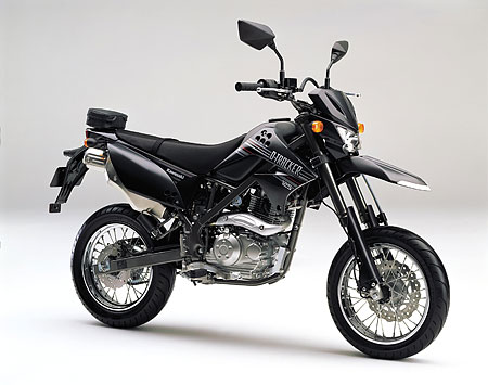 環境性能と軽快な走りを両立させた原付二種の「KLX125」、「D-TRACKER