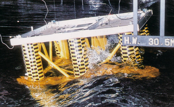 海洋構造物試験（Offshore structures model test