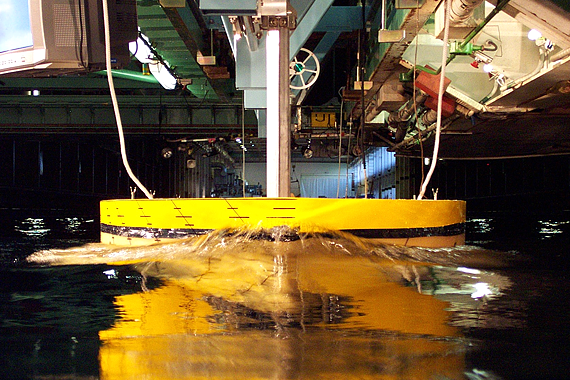 波浪中試験機（Ship motion measuremet setup）