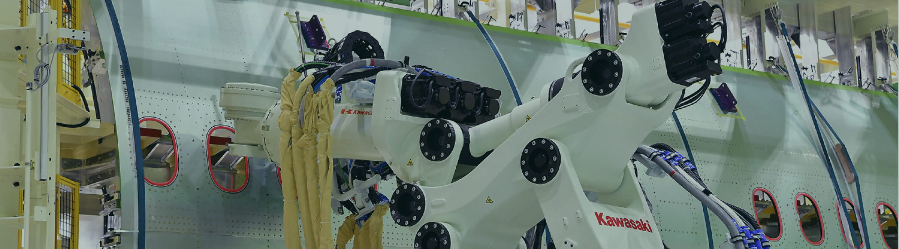 上空を飛行するヘリコプターと山林の風景