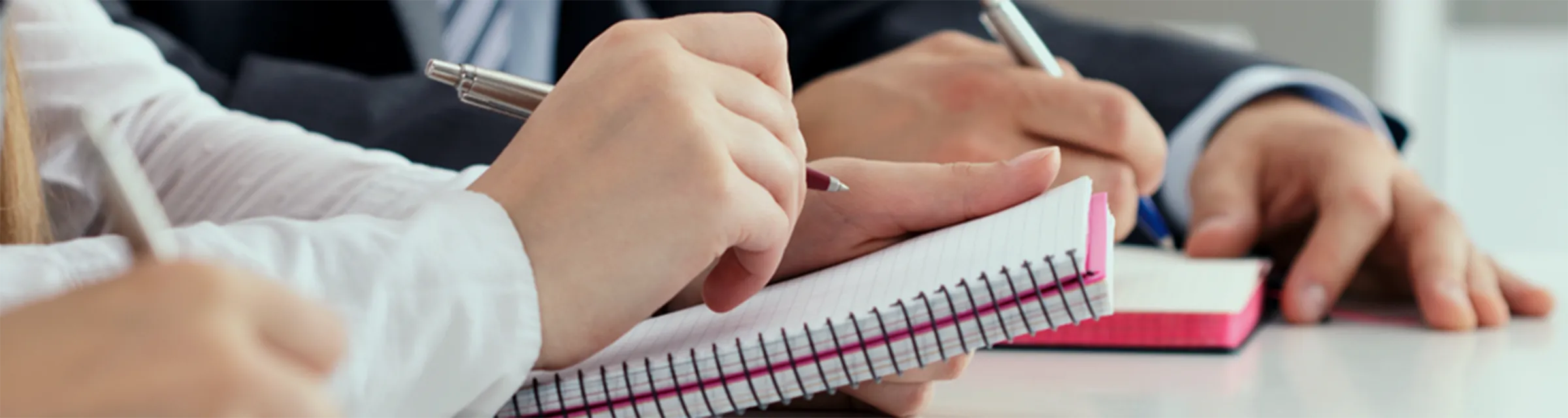 メモしている人