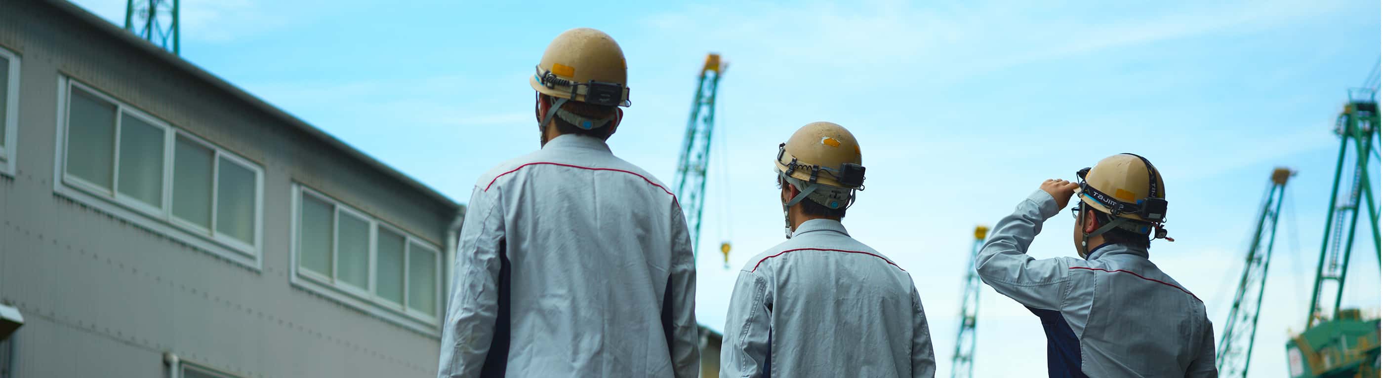 作業員3人の後ろ姿