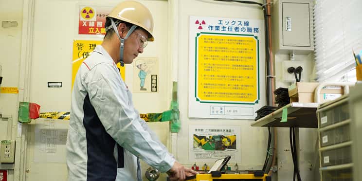 作業服姿の男性の写真2