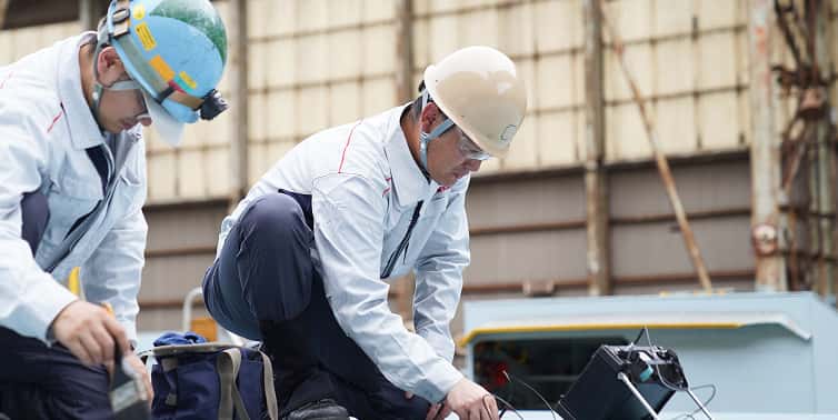 作業服姿の男性の写真3