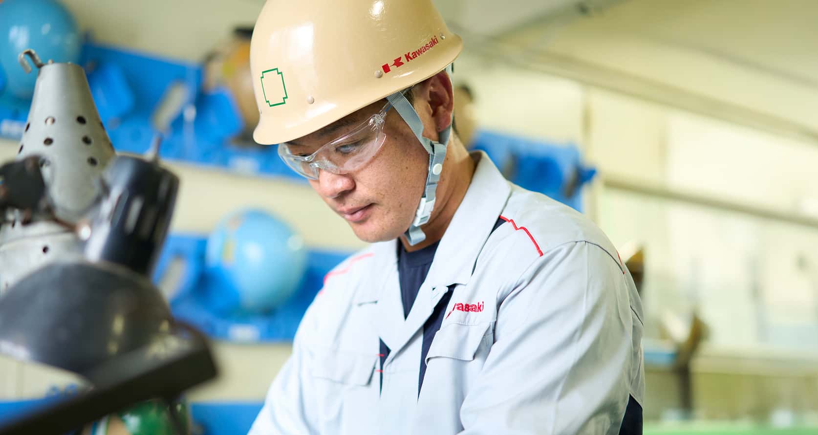 作業服姿の男性の写真