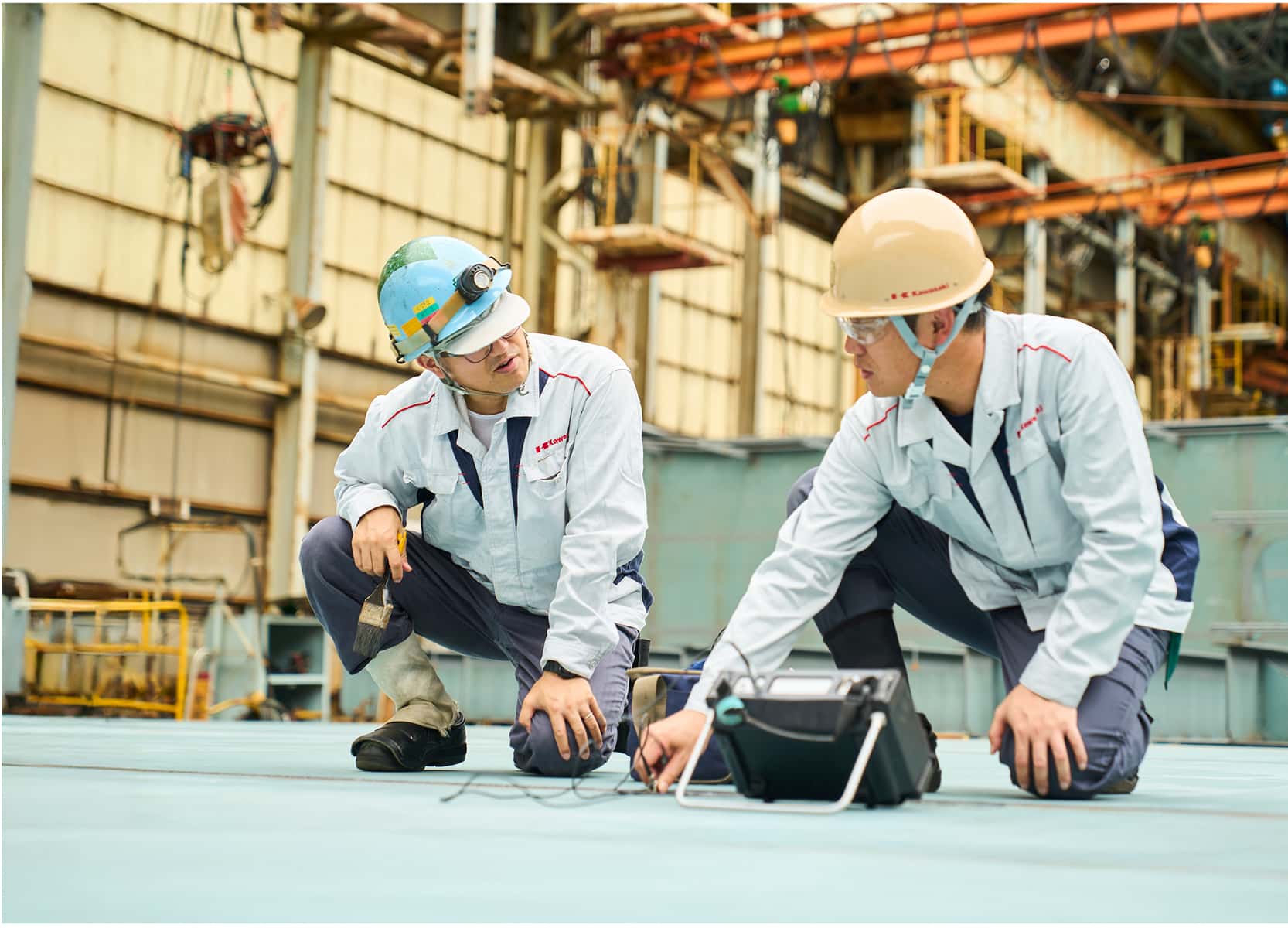 作業服姿の男性が作業している写真