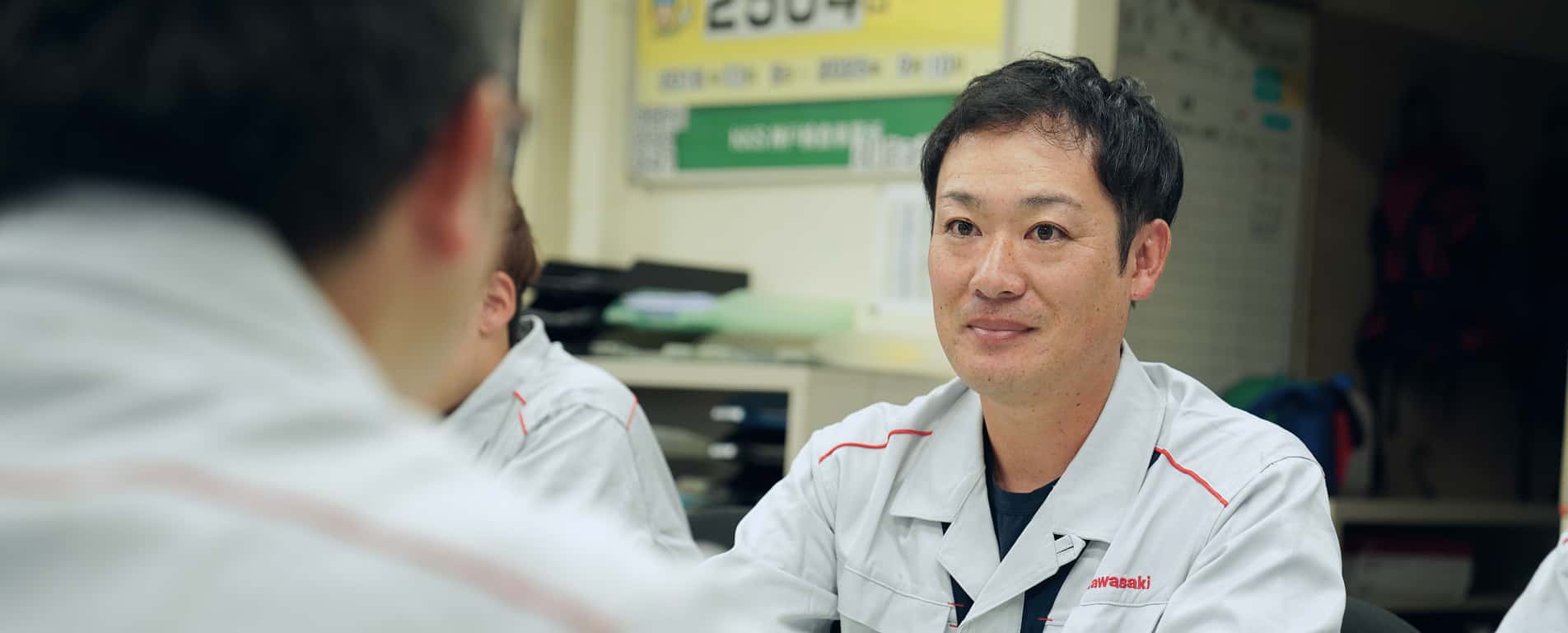 作業服姿の男性のミーディング写真2