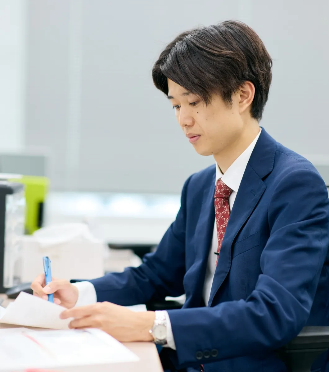 書類業務をこなす風景