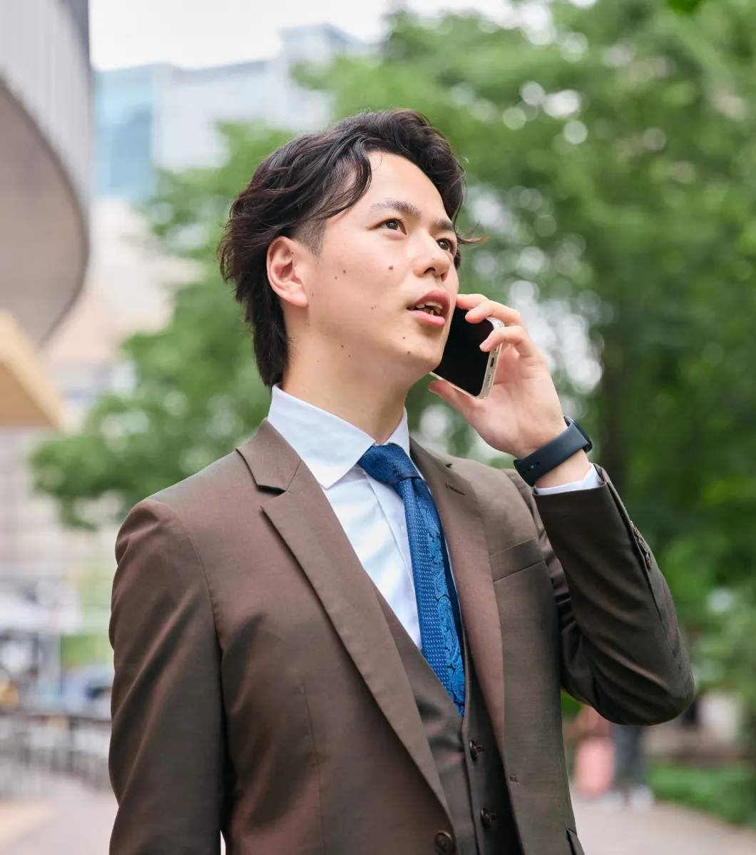 外で電話をするイメージ