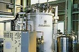 KHI 技術研究所 ヘリウム液化装置 液化能力（130L/h）