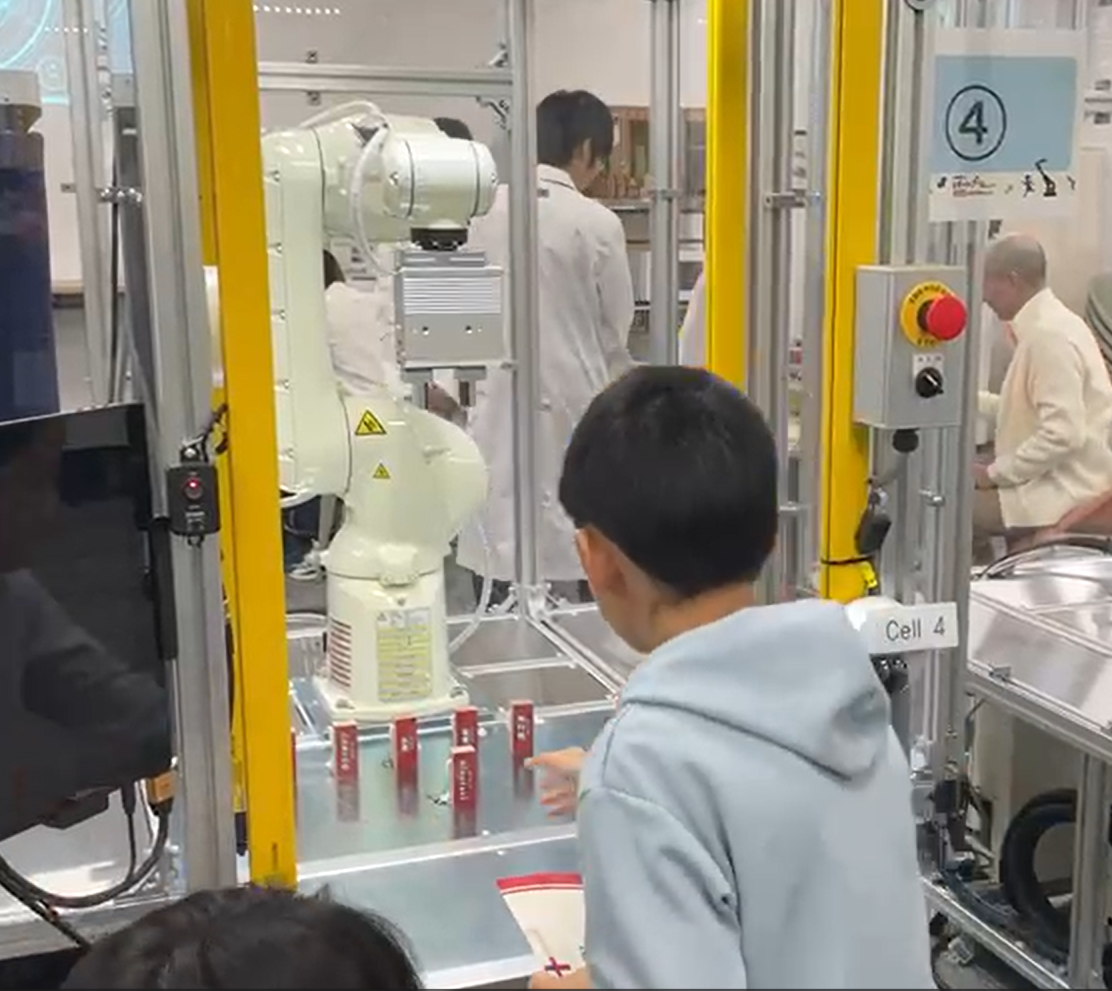 ロボットがカギを渡してくれました