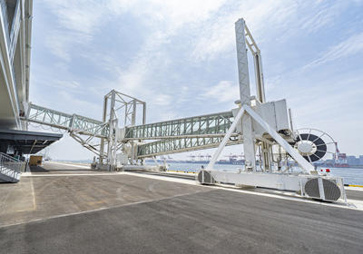 日本最大級の船舶用ボーディングブリッジを東京都へ納入 プレスリリース 川崎重工業株式会社