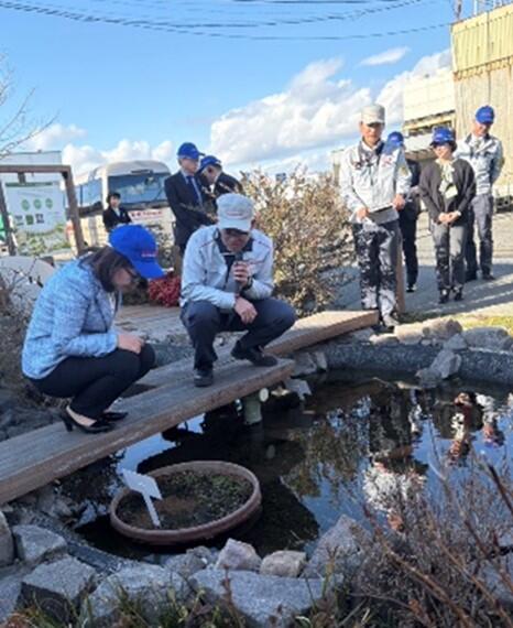 ビオトープ視察の様子(左:丸谷聡子 明石市長)